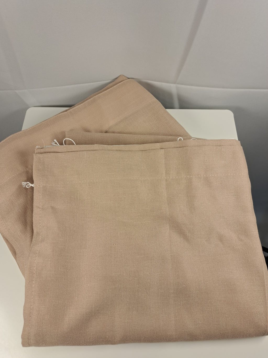 Pusiau permatomos lininės užuolaidos smėlio spalvos, 140 cm pločio ir 245 / 300 cm ilgio, 1 vnt., Pony Dance