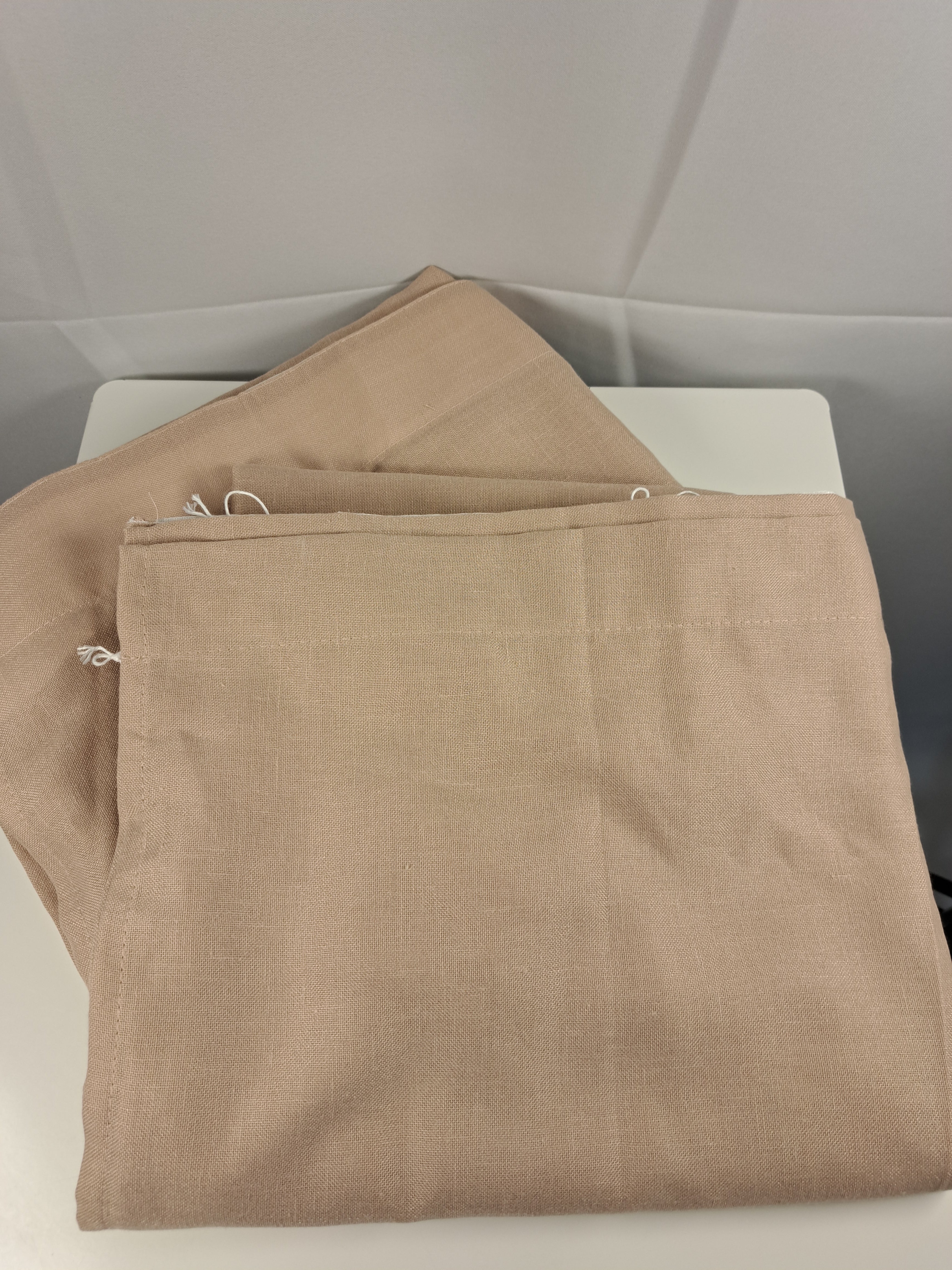 Pusiau permatomos lininės užuolaidos smėlio spalvos, 140 cm pločio ir 245 / 300 cm ilgio, 1 vnt., Pony Dance