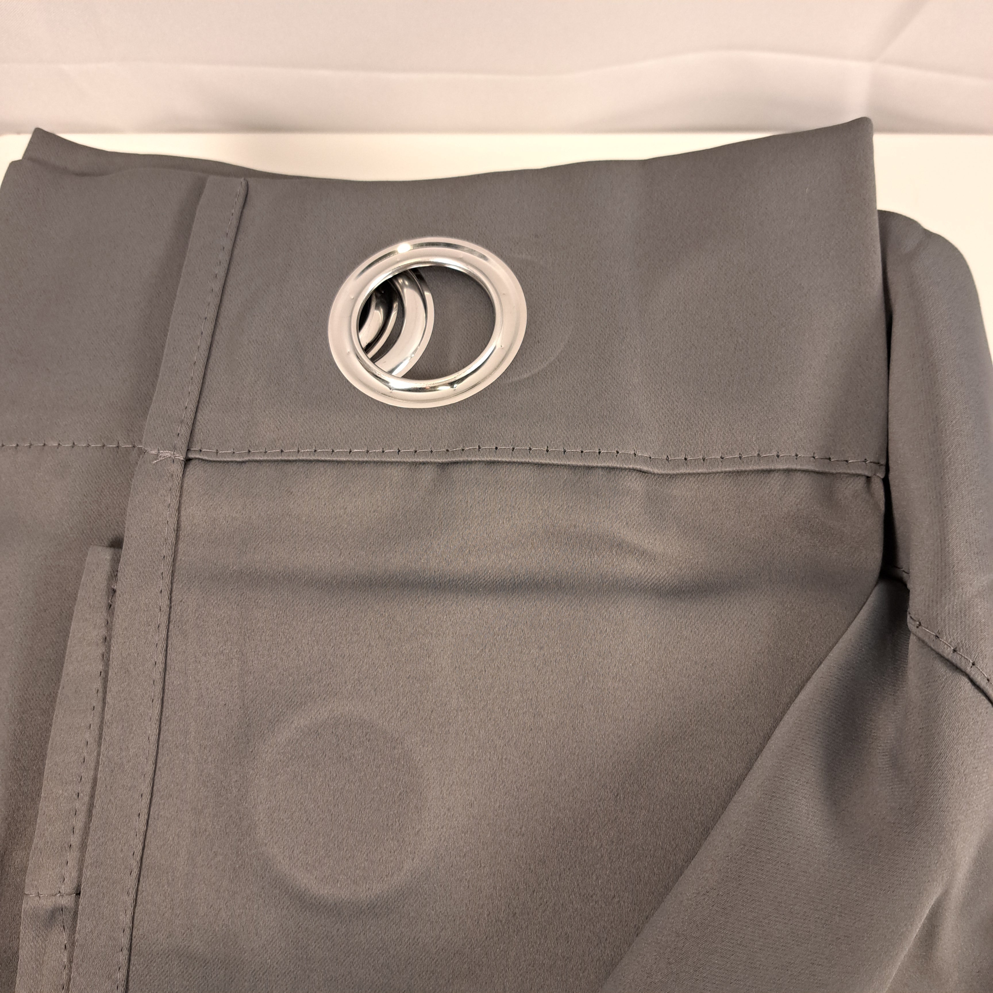 2 vnt., blackout užuolaida pilkos spalvos, 90 % užtemdymas, su žiedais, 140 x 175 cm